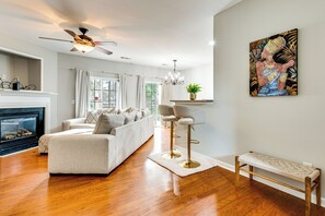Apartment (3 Bedrooms) | Interior - 6 Mi to Dtwn Atl: Modern Townhome w/ Pool Access (Atlanta)