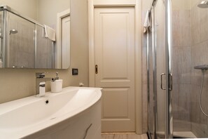 Shower, hair dryer, bidet, towels - Appartamento Dogana by Wonderful Italy (Peschiera del Garda)