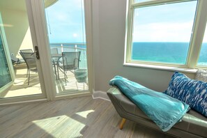 TV, offices - Beautiful west-facing home in Gulf-front building with pool & hot tub (Panama City Beach)