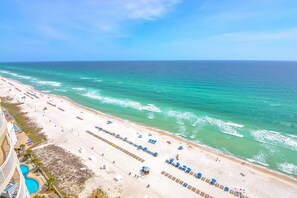 On the beach - Beautiful west-facing home in Gulf-front building with pool & hot tub (Panama City Beach)
