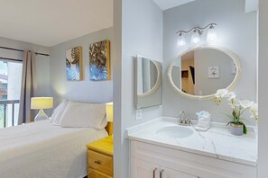 2 bedrooms, iron/ironing board, WiFi, bed sheets - Beachy townhome w/ shared pool, tennis, & shuffleboard (Panama City Beach)