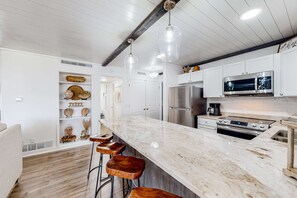 Fridge, microwave, oven, stovetop - Bayfront condo near beach,golf with harbor views, central AC, & W&D (Panama City Beach)