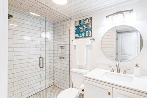 Shower, hair dryer, towels - Bayfront condo near beach,golf with harbor views, central AC, & W&D (Panama City Beach)