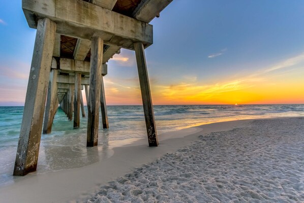 On the beach - Gulf-front condo with beautiful sunset views, pool, tiki bar, fitness room & W&D (Panama City Beach)