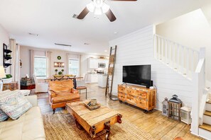 TV, offices - Charming updated home south of 30A near the beach with grill, W/D, & AC (Santa Rosa Beach)