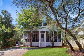 Exterior - Charming updated home south of 30A near the beach with grill, W/D, & AC (Santa Rosa Beach)