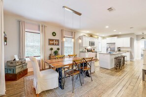 Dining - Charming updated home south of 30A near the beach with grill, W/D, & AC (Santa Rosa Beach)