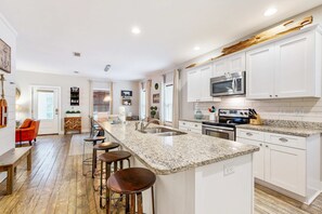 Fridge, microwave, oven, stovetop - Charming updated home south of 30A near the beach with grill, W/D, & AC (Santa Rosa Beach)