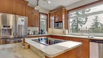 House (5 Bedrooms) | Interior