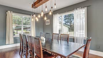 House (5 Bedrooms) | Interior