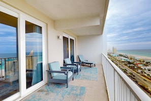 Property grounds - Spacious condo with bunk beds, rooftop pool, hot tub, washer/dryer & central AC (Panama City Beach)