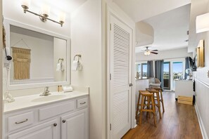 Interior - Newly renovated fourth-floor studio w/spectacular views, shared hot tub, & pool (Panama City Beach)