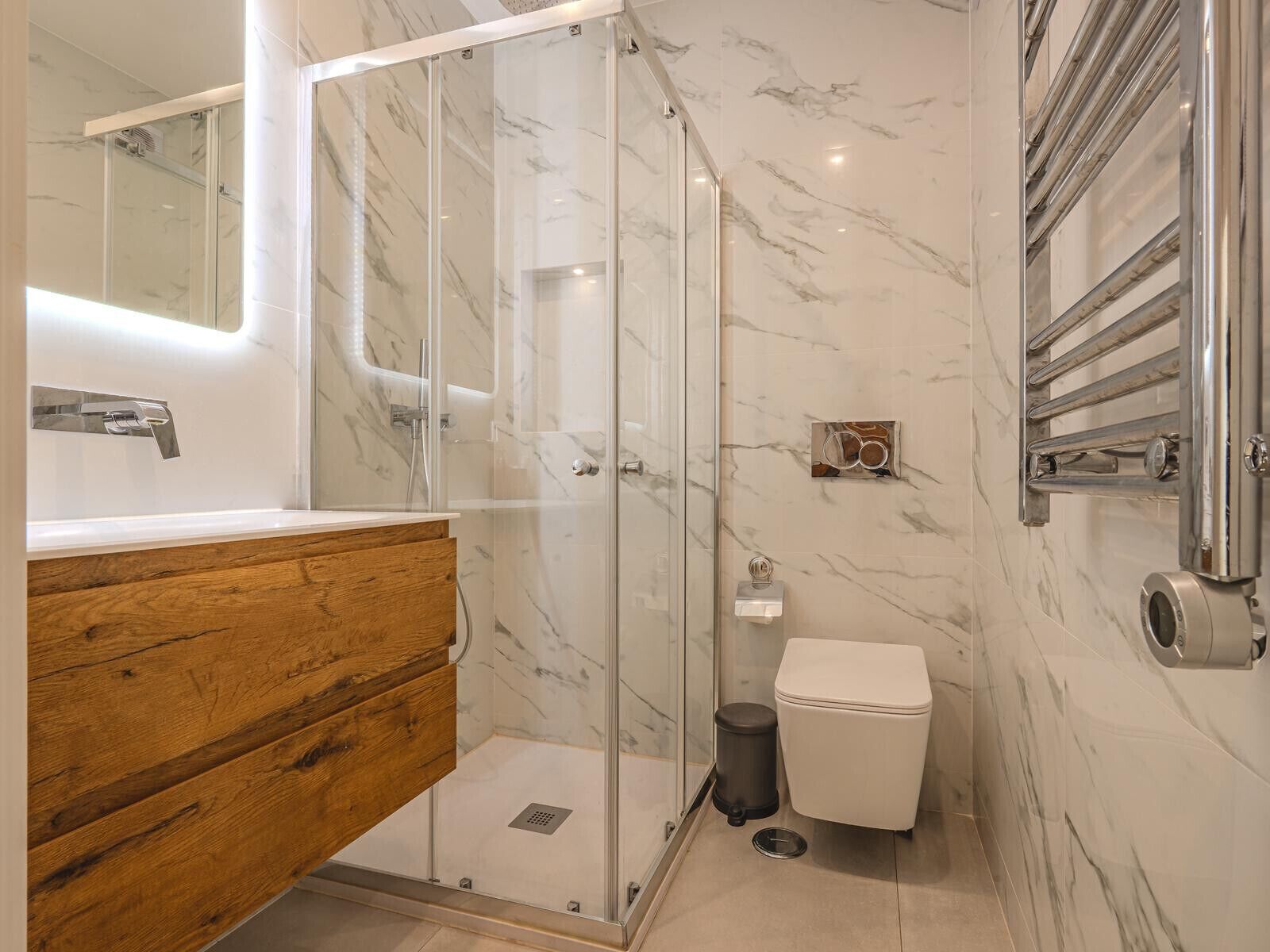 Een douche, een haardroger, handdoeken