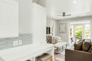 TV - Charming beachfront getaway with a pool & sports courts - Snowbird-friendly (Panama City Beach)