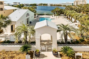 Exterior - Charming beachfront getaway with a pool & sports courts - Snowbird-friendly (Panama City Beach)