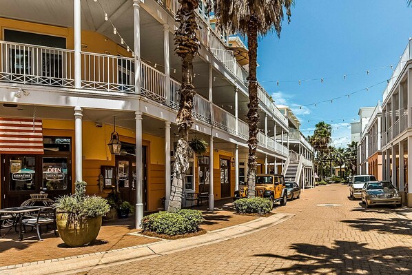 Exterior - Charming beachfront getaway with a pool & sports courts - Snowbird-friendly (Panama City Beach)