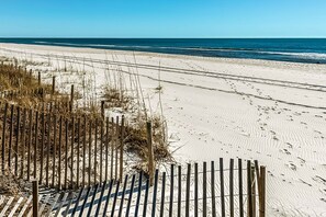 On the beach - Charming beachfront getaway with a pool & sports courts - Snowbird-friendly (Panama City Beach)
