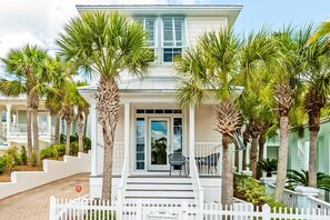 Exterior - Charming beachfront getaway with a pool & sports courts - Snowbird-friendly (Panama City Beach)