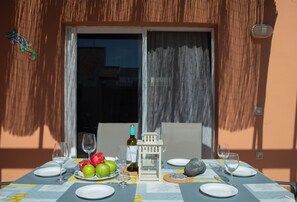 Outdoor dining - Casa Sunny, Villa with Heated Pool & Full Air‑Con (Corralejo)