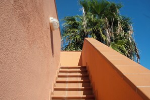 Property grounds - Casa Sunny, Villa with Heated Pool & Full Air‑Con (Corralejo)