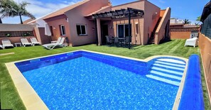Outdoor pool, a heated pool - Casa Sunny, Villa with Heated Pool & Full Air‑Con (Corralejo)