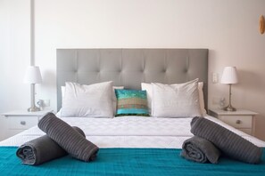3 bedrooms, in-room safe, desk, iron/ironing board - Casa Sunny, Villa with Heated Pool & Full Air‑Con (Corralejo)