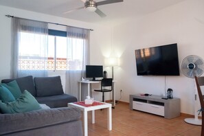 Smart TV, books, computer monitors - Casa Sunny, Villa with Heated Pool & Full Air‑Con (Corralejo)