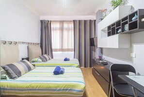 1 slaapkamer, een strijkplank/strijkijzer, wifi