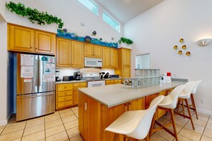 Fridge, microwave, oven, stovetop - Lagoon-front home with dock & soaking bathtub (Panama City Beach)