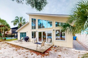 Terrace/patio - Lagoon-front home with dock & soaking bathtub (Panama City Beach)