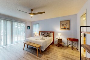 2 bedrooms, iron/ironing board, Internet, bed sheets - Lagoon-front home with dock & soaking bathtub (Panama City Beach)