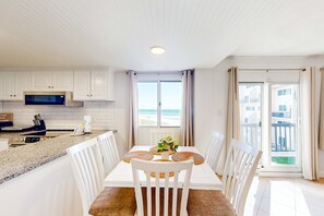 Dining - Gulf & lake view condo in beachfront resort with pool, tennis & saunas (Panama City Beach)