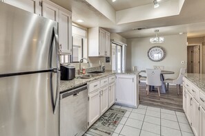 Interior - 2 Mi to Sara Park: Family Retreat w/ Fire Pit (Lake Havasu City)