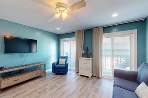 TV, offices - Top-floor condo with amazing beach views & washer/dryer - walk to dining (Panama City Beach)
