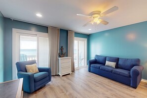 TV, offices - Top-floor condo with amazing beach views & washer/dryer - walk to dining (Panama City Beach)