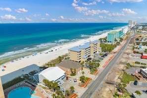 On the beach - Top-floor condo with amazing beach views & washer/dryer - walk to dining (Panama City Beach)