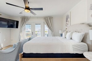 2 bedrooms, iron/ironing board, travel cot, WiFi - Nautical home in beach community with Water views close to beach access (Navarre)