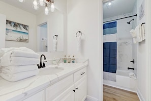 Shower, hair dryer, towels - Nautical home in beach community with Water views close to beach access (Navarre)