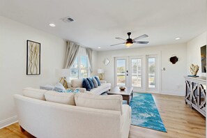 TV, offices - Nautical home in beach community with Water views close to beach access (Navarre)