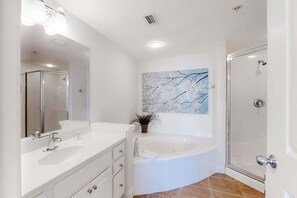 Shower, hair dryer, towels - Contemporary flat with Gulf views, furnished balcony & beach access (Panama City Beach)