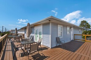 En campingvogn med terrasse, udendørs møbler og en overdækket patio.