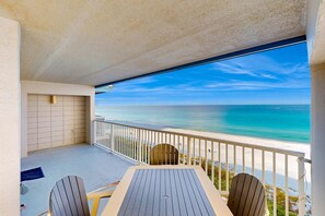 Outdoor dining - Oceanfront condo with wrap-around balcony, shared pool, tennis, WiFi (Panama City Beach)