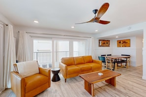 TV, offices - Oceanfront condo with wrap-around balcony, shared pool, tennis, WiFi (Panama City Beach)