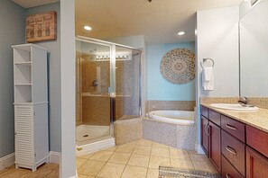 Shower, hair dryer, towels - Beachfront 18th-floor condo with hot tub, heated pool, balcony, gym, W/D, AC (Panama City Beach)