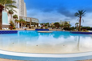 Pool - Beachfront 18th-floor condo with hot tub, heated pool, balcony, gym, W/D, AC (Panama City Beach)