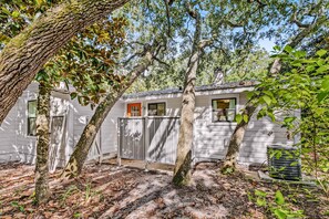 Exterior - Family-friendly home near the ocean close to seaside, free WiFi, central A/C, & cable (Santa Rosa Beach)