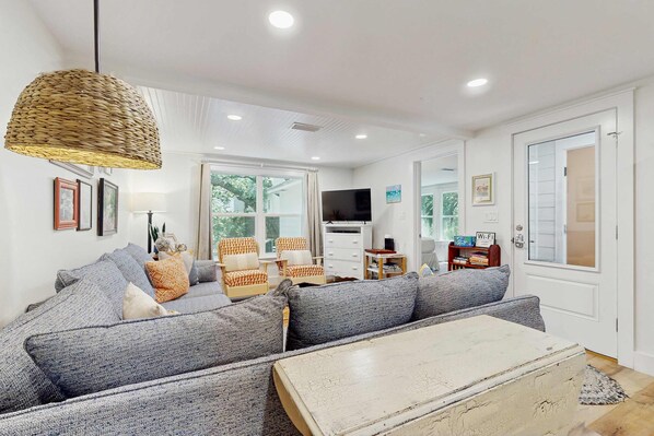 TV, offices - Family-friendly home near the ocean close to seaside, free WiFi, central A/C, & cable (Santa Rosa Beach)