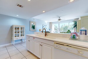 Interior - Beautiful, waterfront condo w/ two shared pools, gym, & easy beach access (Destin)