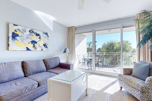 TV, DVD player, offices - Beautiful, waterfront condo w/ two shared pools, gym, & easy beach access (Destin)