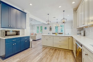 Fridge, microwave, oven, stovetop - Beautiful Home S. of 30a, By Gulf, Beaches, Pool, & Dune Lakes (Santa Rosa Beach)